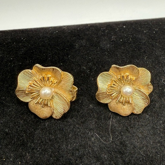 Vintage Majorica Gold Tone Floral Clip-On Earrings with Faux Pearl Center - Picture 1 of 3